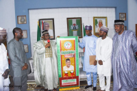 *  Gov Mohammed speaking after receiving the award from the G10 group in Bauchi State..