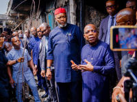 Inside the market, Governor Otti gives directives. Beside him is Aba South Mayor, Wogu